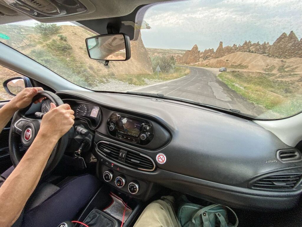 Interno della nostra auto a noleggio in Cappadocia con Massi che guida