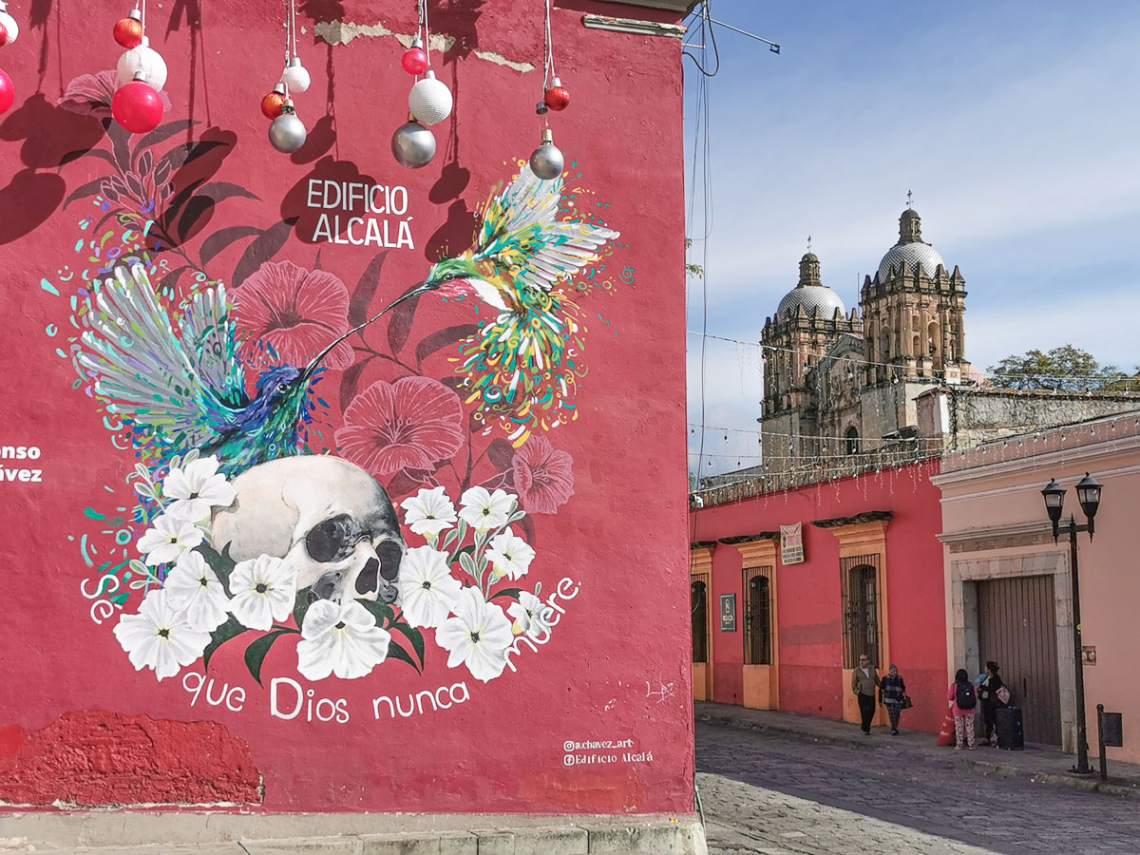 Murales con chiesa di Santo Domingo di Oaxaca sullo sfondo