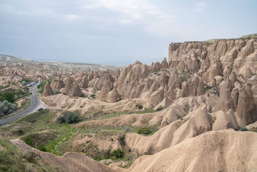 Formazioni rocciose della Valle di Devrent e la strada da punto panoramico